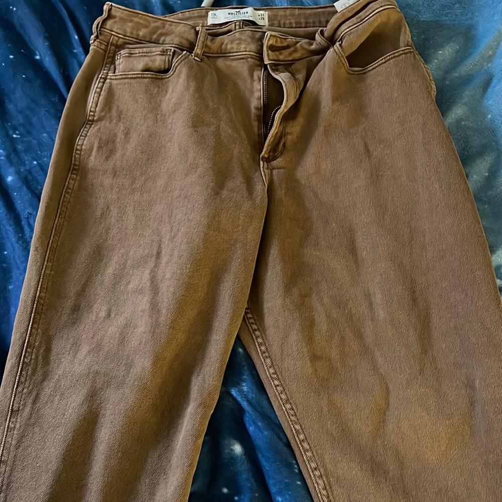 Hollister size 13Long. Curvy High Rise mom jeans. Worn few times.